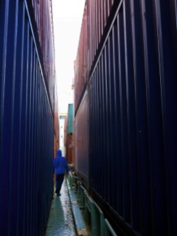 Nur nicht die Balance verlieren: Spaziergang zwischen Containertürmen